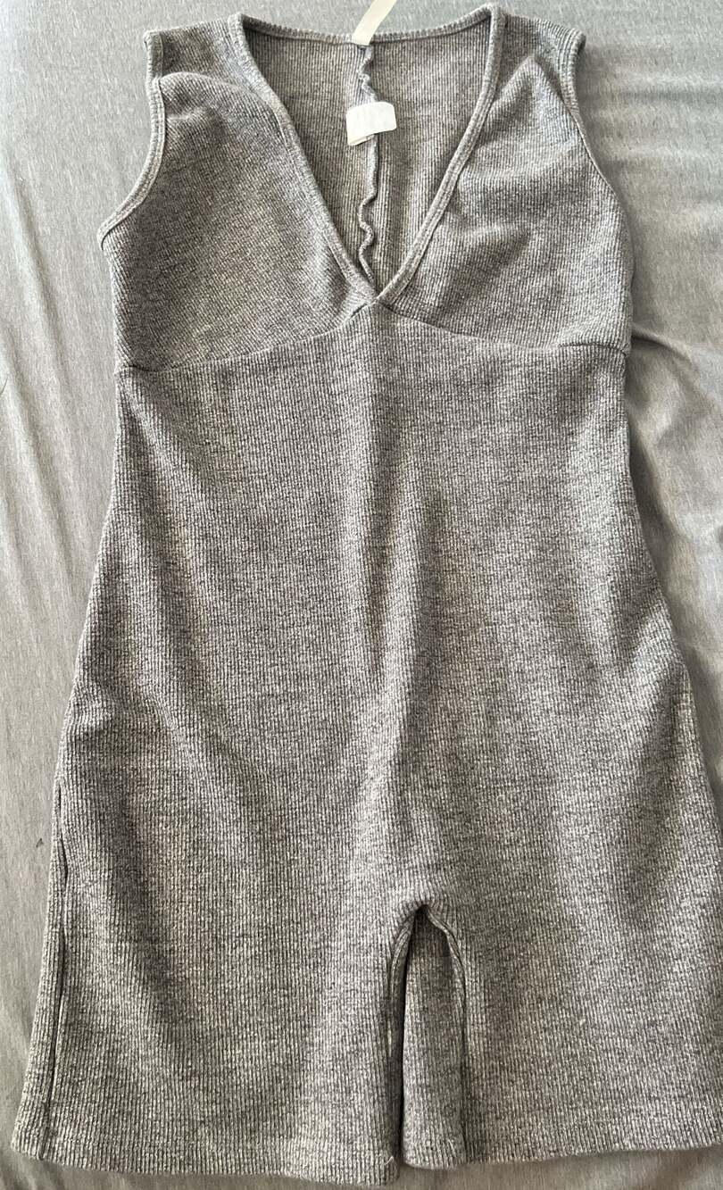 JOVA Romper Size Large Gray Ribbed V-Neck Sleeveless
